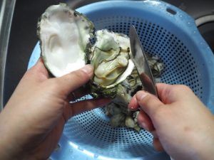 広島での牡蠣の殻わりのシーン