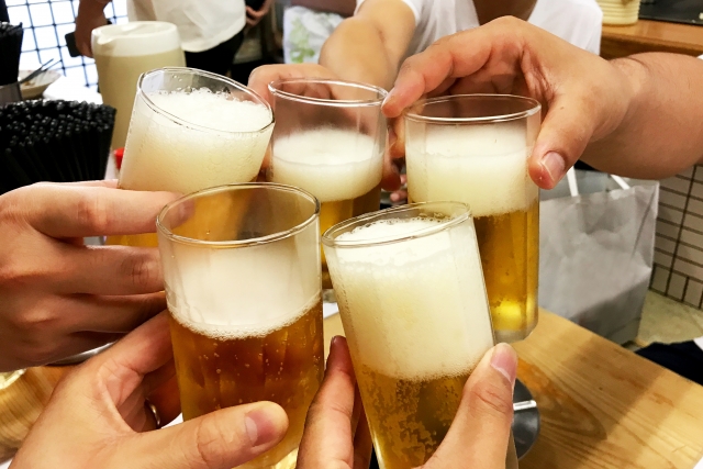 下宿の酒盛り